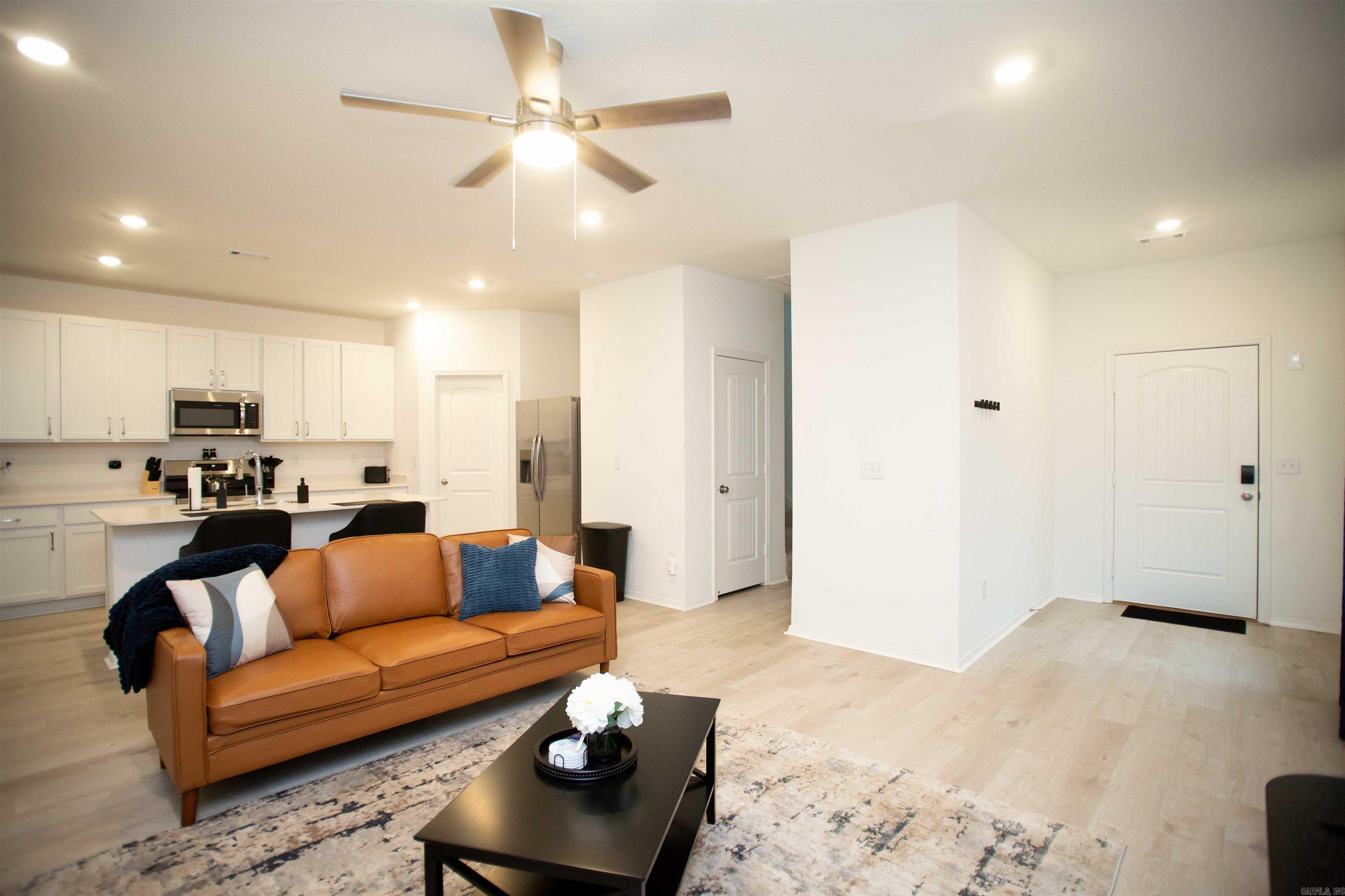 COUNTRY CLUB OF ARK THE - Residential Lease