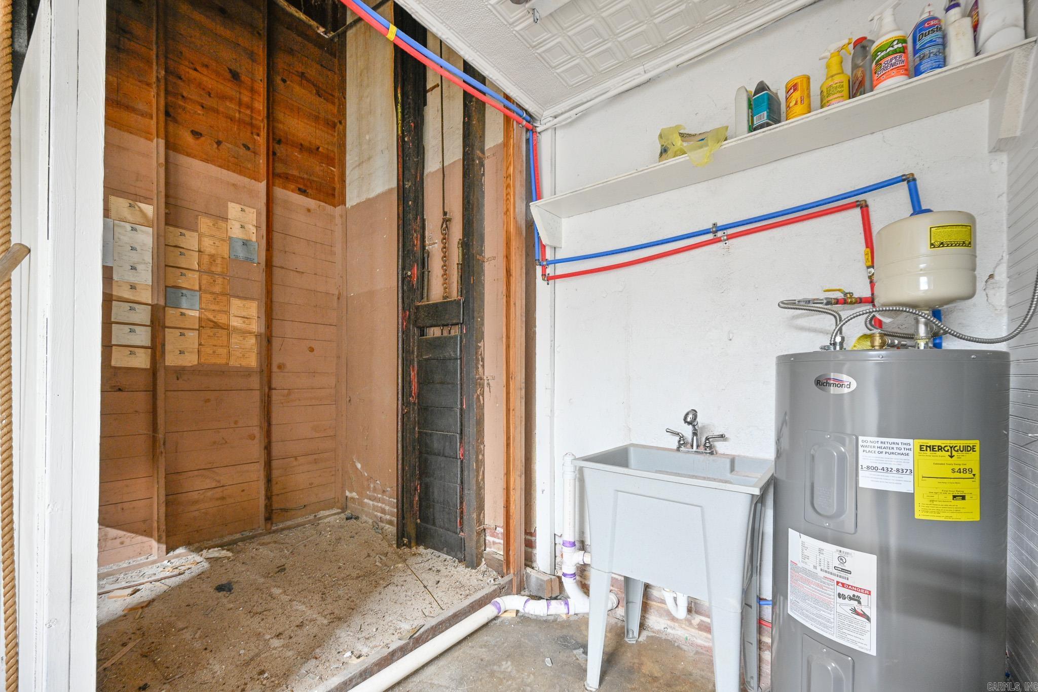 Main image without alt text