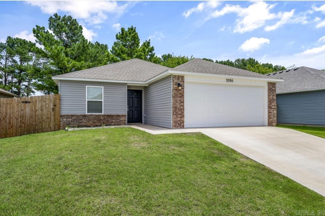 Welcome to this beautifully maintained 3-bedroom, 2-bath home built in 2023. This modern, move-in-ready home features fresh interior paint with a spacious open floor plan. Enjoy the privacy of a fully fenced backyard, ideal for pets, play, or outdoor gatherings. The 2-car garage provides ample storage and convenience. It is only 10 minutes to the bypass, 10 minutes to Lowell, 15 Minutes to Springdale and only 20 minutes to Prairie Creek Marina, all with headache-free easy access. Donāt miss your chance to own this like-new home!