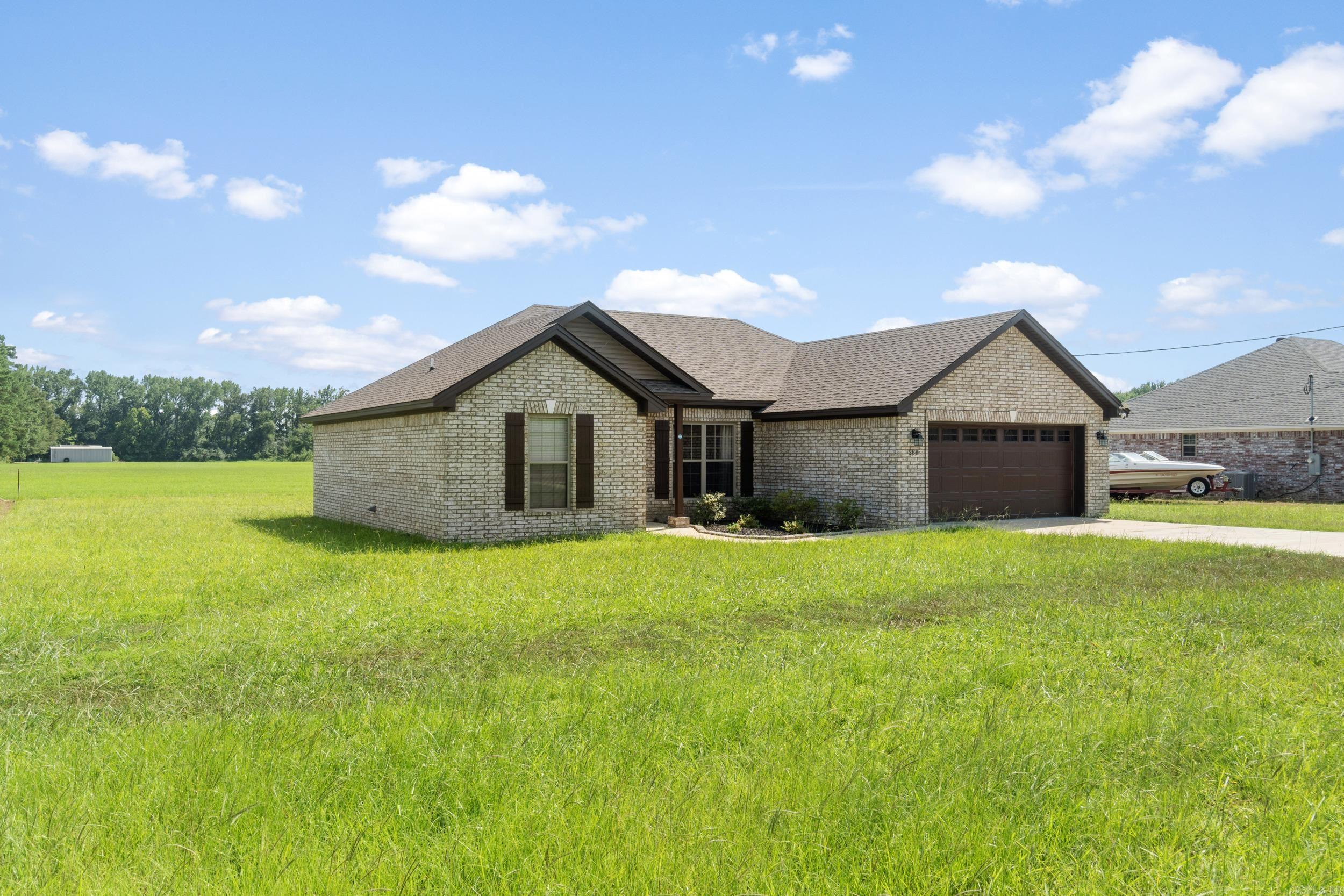 This well-maintained brick home features an inviting kitchen and dining combo, a spacious master suite, and a convenient split-bedroom layout ā all just minutes from Searcy! Enjoy stylish luxury vinyl plank flooring throughout and the comfort of a double garage.