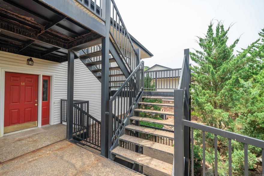 Great Lake views in this 2 bedroom 2 bath condo at Emerald Isle with many amenities besides the pool, including the beach and many games, grilling & dining area, fire pit. Located in the heart of Hot Springs dining & shopping, Jose’s on Central, only 7 minutes to Oaklawn. This unit has granite in the kitchen and great upper level views.