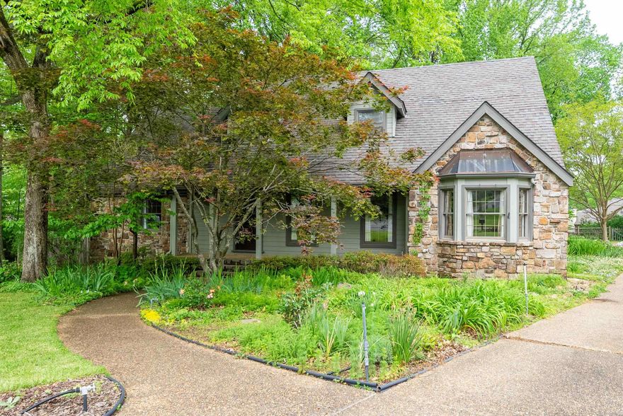 Introducing your dream home in the sought-after Eastgate 2 subdivision! This spacious 4-bedroom, 3.5-bathroom gem boasts over 3,000sq ft of luxurious living space. Nestled just minutes away from the prestigious Lakeside schools, the Hot Springs Country Club, and muchmore. With a large primary ensuite on the main level, comfort and relaxation are ensured. The exterior charm is undeniable, with greatcurb appeal and mature landscaping framing the property. Step onto the expansive deck, perfect for outdoor entertaining or serenemoments amidst nature. Don't miss the chance to call this stunning residence yours!