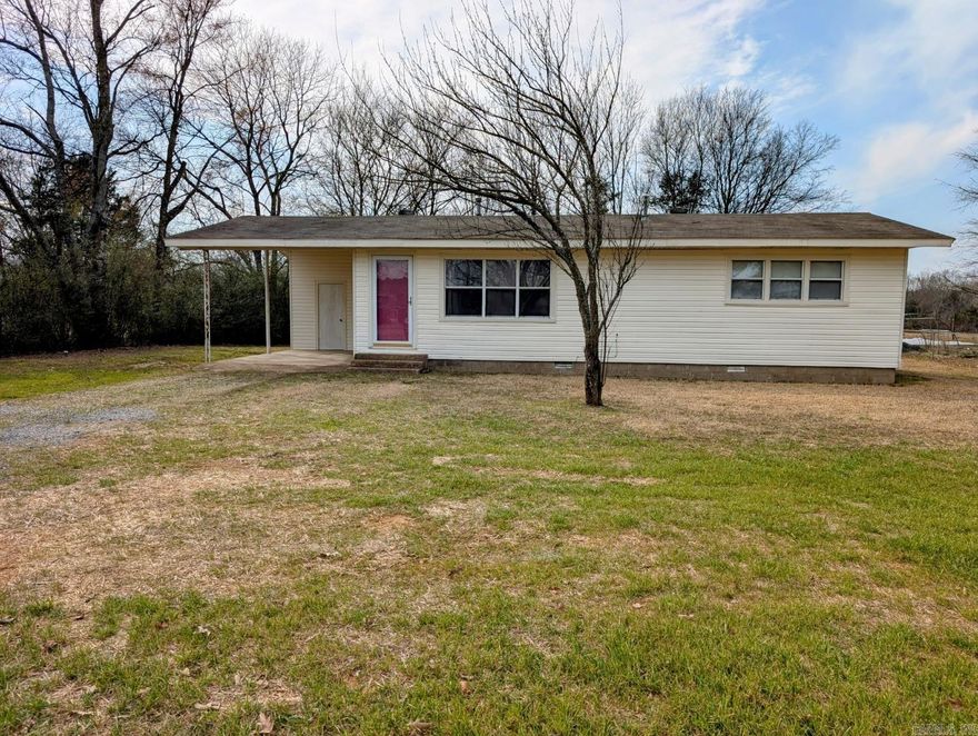 Charming and cozy home with a rural country setting. Watch the horses graze in the pasture behind the house and enjoy the quiet. However, this home is still close to amenities! Only 7.5 miles from Morrilton and 17 miles from Conway. This home is ready for it's new owner. Schedule your showing today!