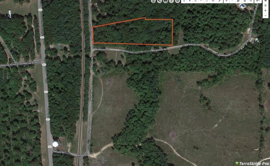 5.6 acres up for sale.  Property has a old house on it at no value.  Utilities should be in place.  Inspections are up to the buyers.  Seller will owner finance this property. Nice setting