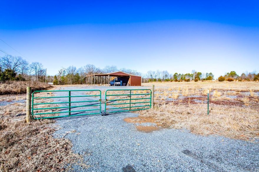 Great little barndo less than 3 miles to Greers Ferry Lake marina/campground.  A 16x40 heated and cooled interior space with 1/2 bathroom and kitchenette. Plenty of open floor space, 10' ceilings, extra insulation and dimmable recessed lighting. With the addition of a shower this would make a great efficiency apartment!  Oversized carport with enough height to bring in campers, boats and all of your weekend toys.