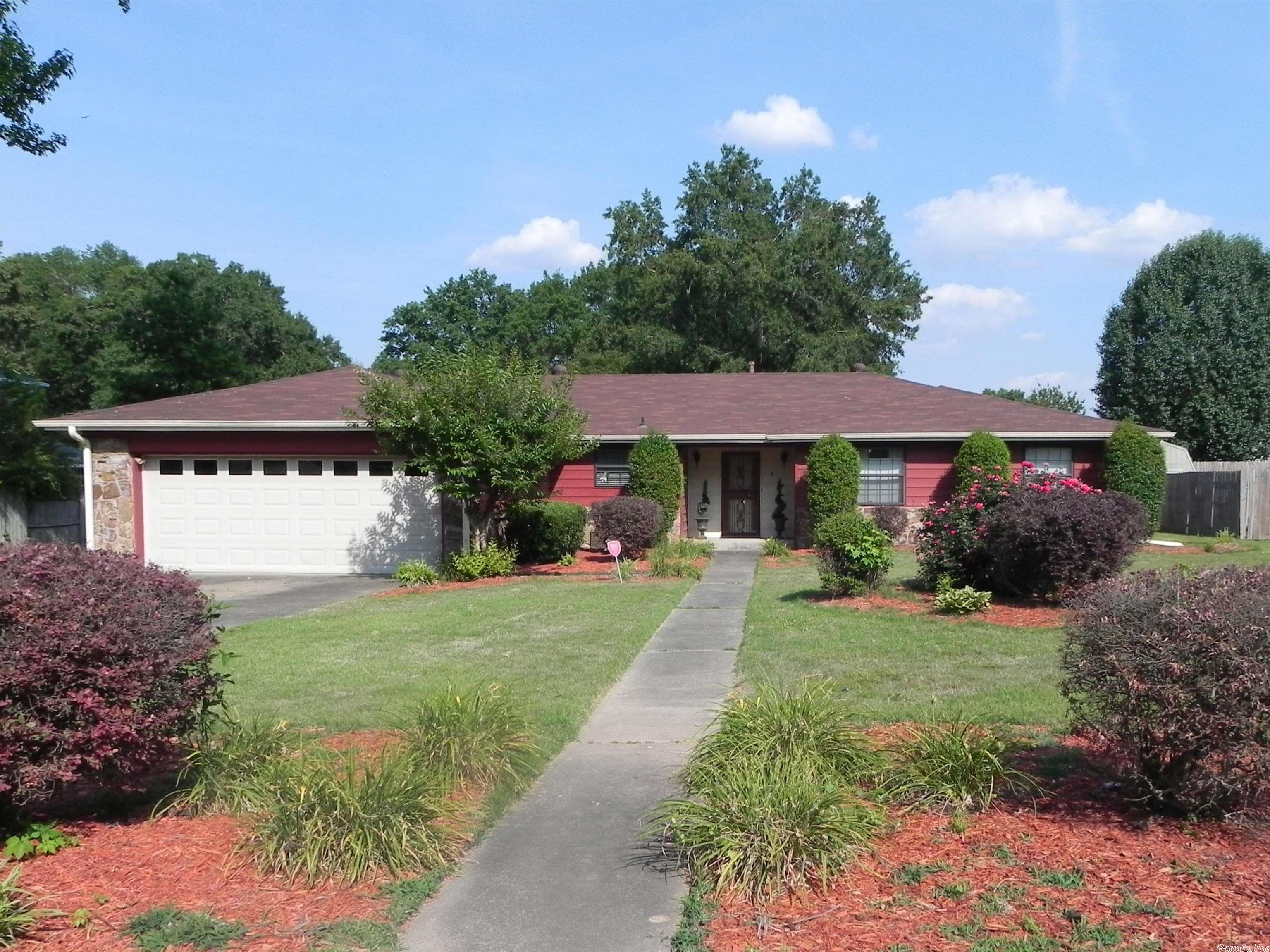 SUPER NICE WELL MAINTAINED HOUSE PRIVATE CUL-DE SAC LOT .ALL BRICK EXTERIOR NICE SHOP IN BACKYARD EXTRA PARKING PAD .SUPER LARGE KITCHEN WITH LOTS OF CABINETS AND BIG BAR IN CENTER.EAT -in kitchen and separate dining room .DEN ON BACK WITH ROCK FIREPLACE AND LOTS OF ROOM.GREAT SIZE MASTER BEDROOM WITH LOTS OF CLOSET SPACE .2 OTHER BEDROOMS ARE NICE SIZE ALSO .COVERED PATIO ON BACK IN PRIVACY FENCED YARD.WHOLE HOUSE GENERATOR /instance hot water heaterTANK/newer roof newer heat a/AC unit .HOUSE IS IN NEED OFF UPDATING BUT SOLID AND LONG TIME OWNER HAS LIVED IN IT .