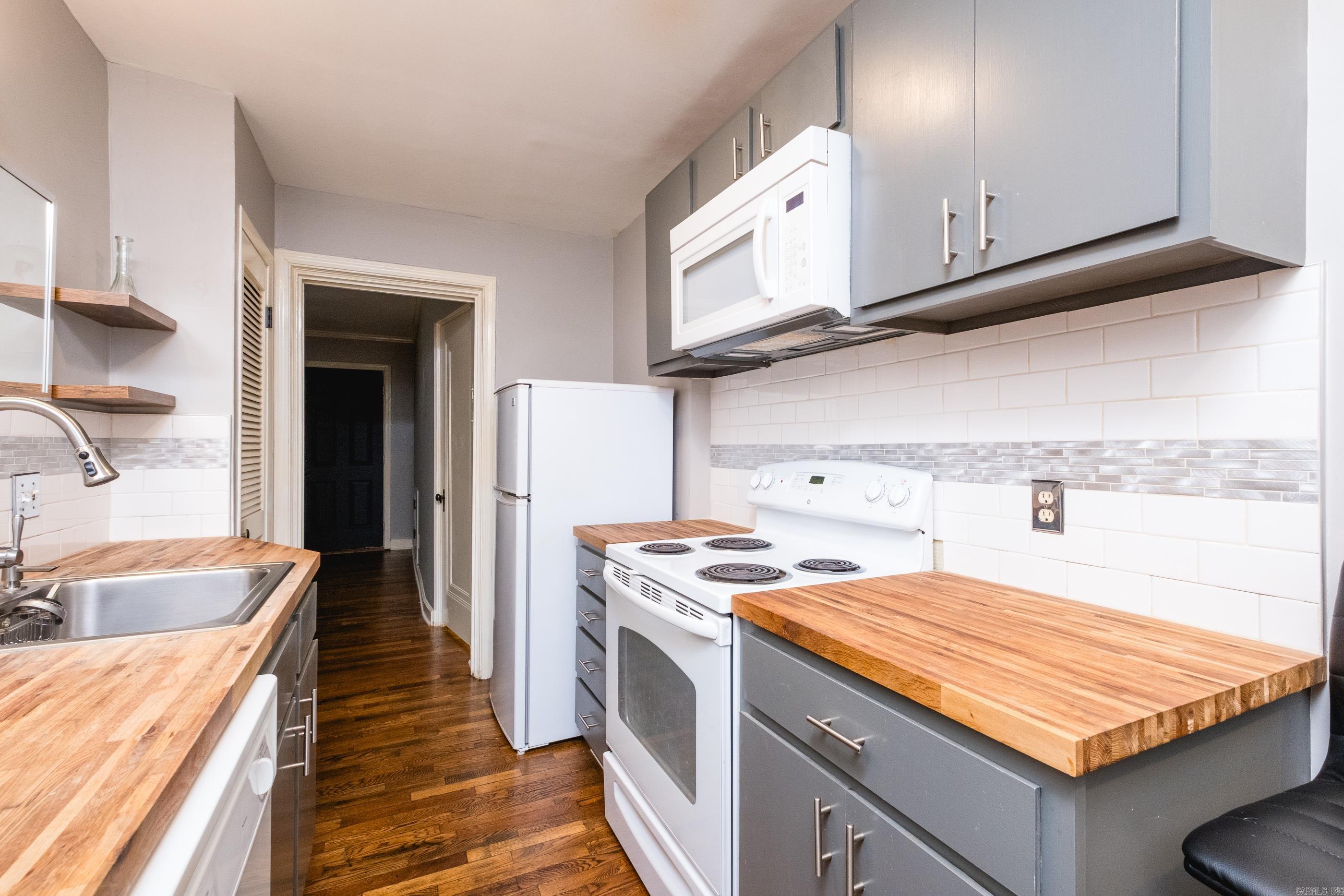 KAVANAUGH PLACE COND - Residential