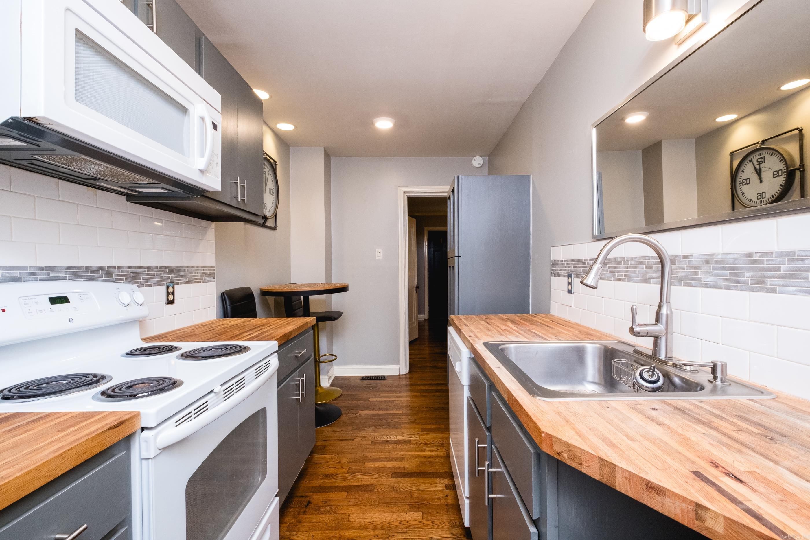 KAVANAUGH PLACE COND - Residential