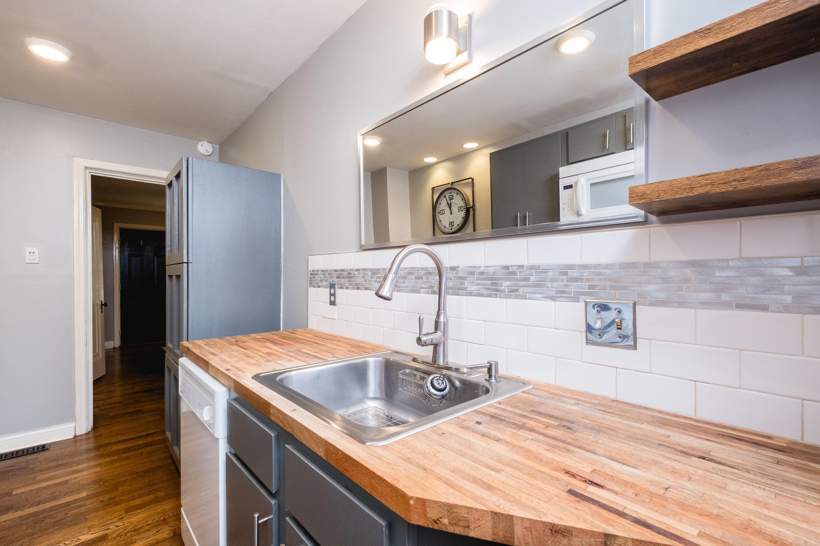 KAVANAUGH PLACE COND - Residential