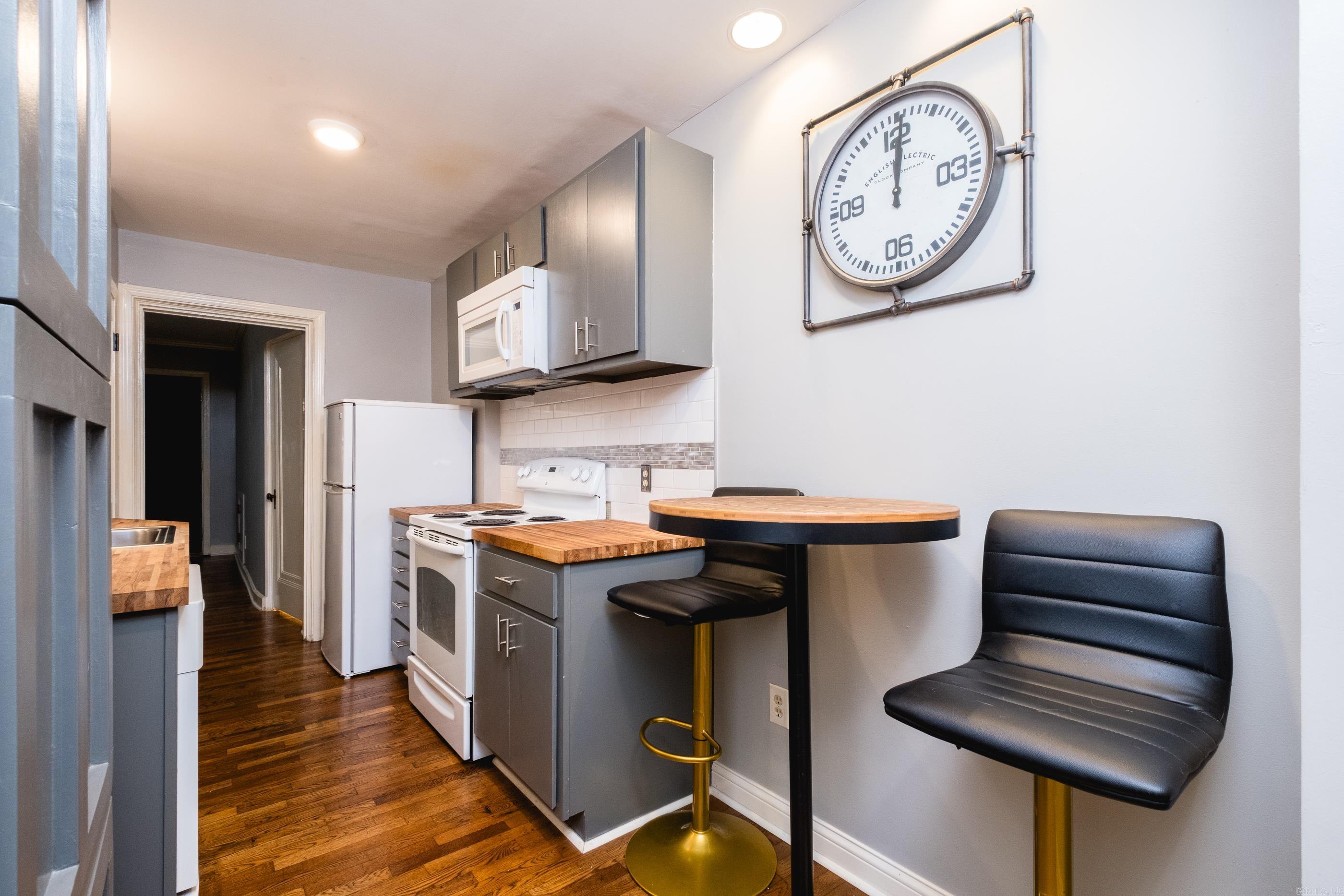 KAVANAUGH PLACE COND - Residential