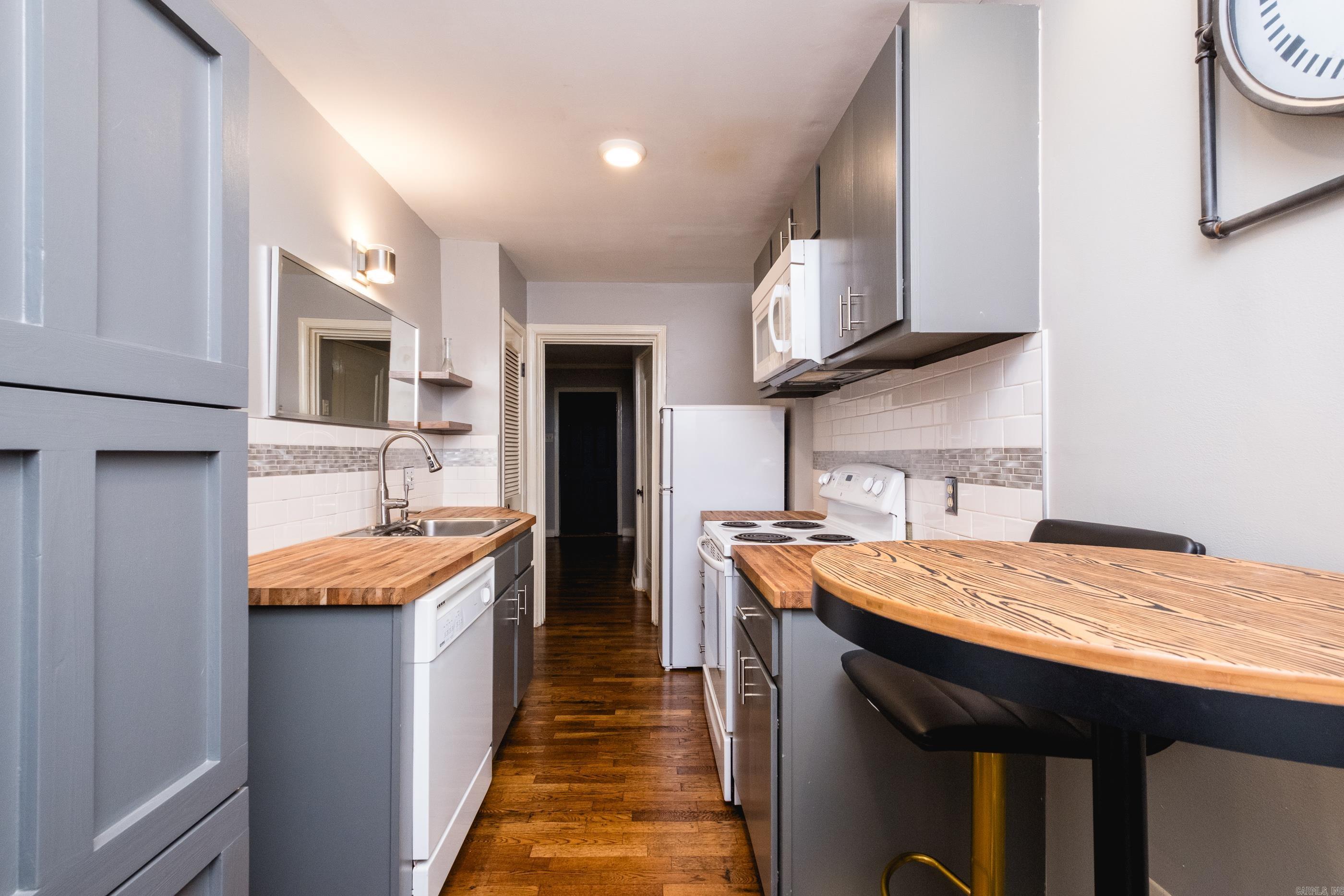 KAVANAUGH PLACE COND - Residential