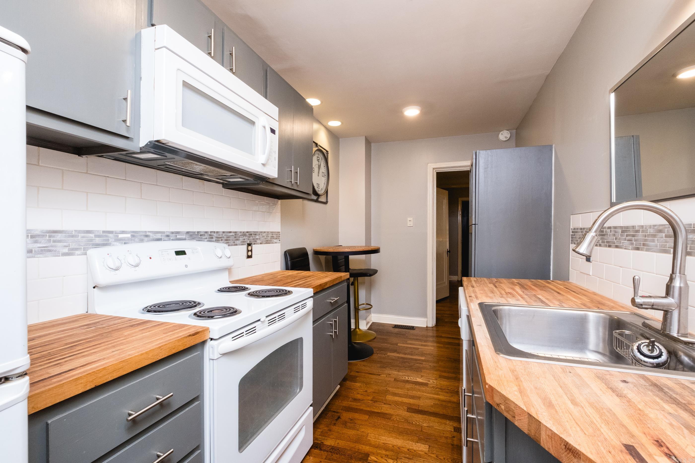 KAVANAUGH PLACE COND - Residential