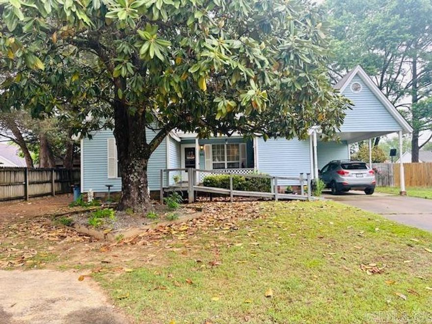 Cute  first time home owner with new flooring,new fence,new paint,like new HVAC New tankless hotwater heater 3/2 1304 sq ft.. good location close to everything corner lot.