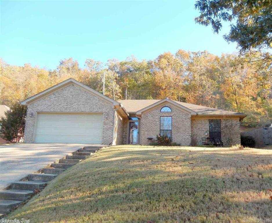 Come see this wonderful one level home that sits in a quiet cul-de-sac in the desirable Lakewood Subdivision. Large family room with a cozy wood burning fireplace that converts to gas. Newly renovated kitchen with Brazilian granite counter tops. Large master with hardwoods and crown molding. Master bath has a good size walk-in closet. Secluded backyard with a patio that is perfect for outdoor entertaining.