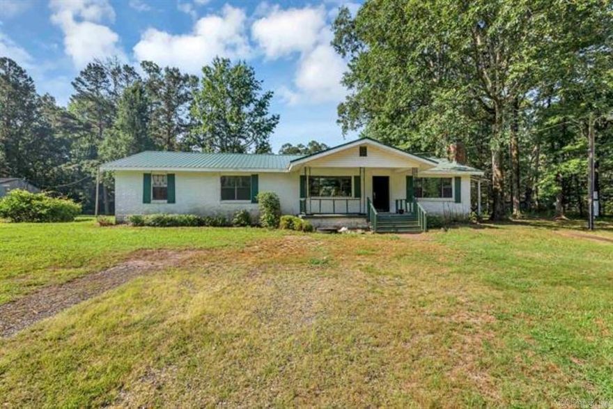 Nice Rural residential close to town