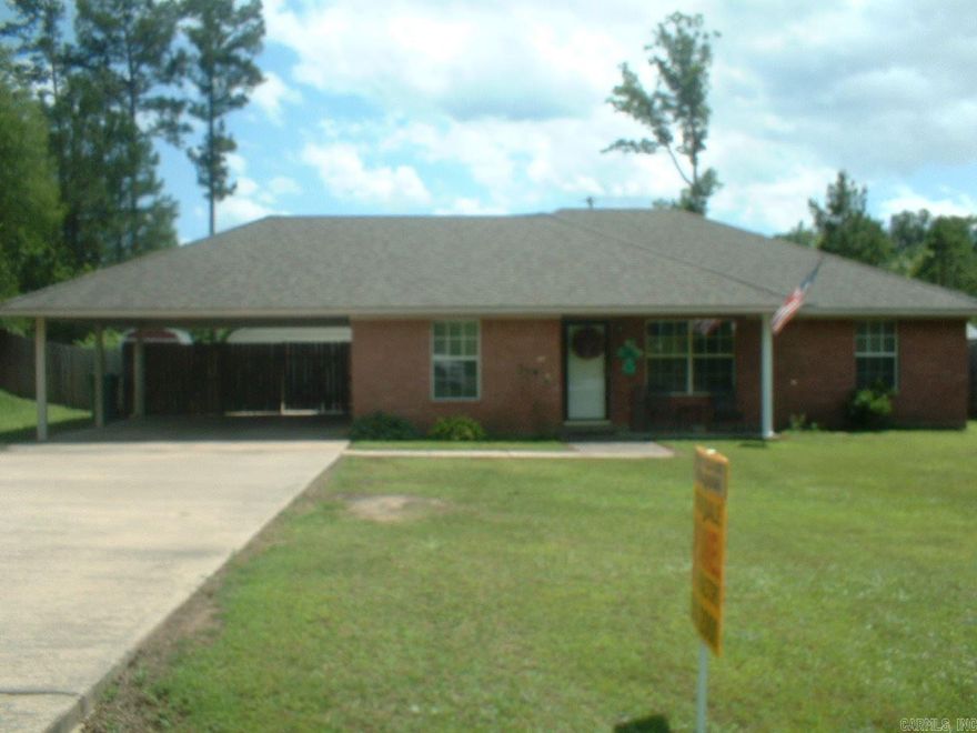 SUPER NICE 3BR 2BA GOOD SIZE LIVING AREA, EAT IN KITCHEN ALL STAINLESS APPLIANCES LIKE NEW GRANITE COUNTER TOPS WHITE CABINETS. SPLIT FLOOR PLAN, PRIVACY FENCE, COVERED PATIO, SHOP 25X30. TWO CAR CARPORT.