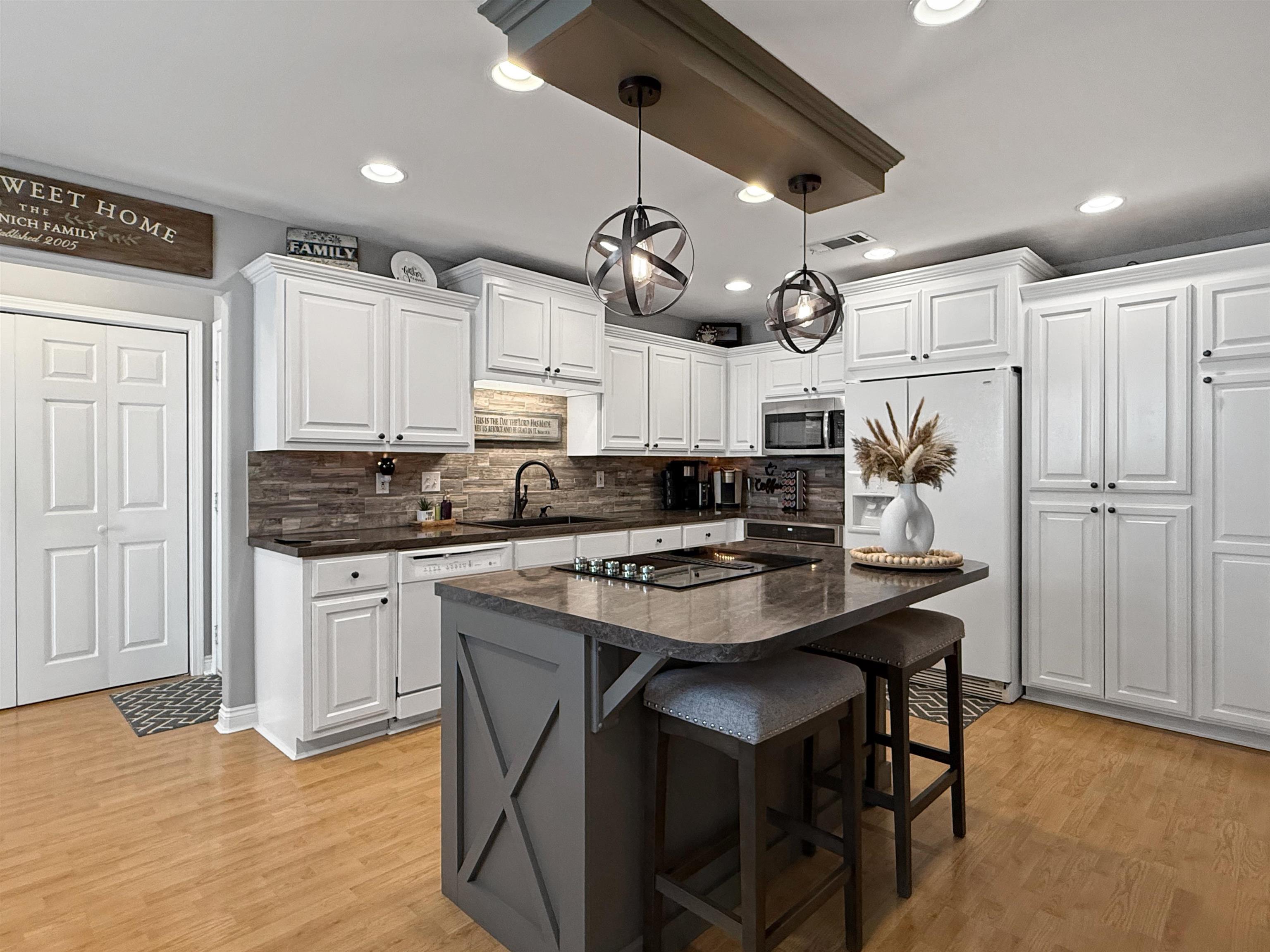 COUNTRY VILLAGE ESTATES - Residential