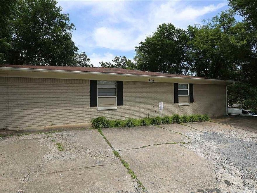 AVAILABLE 11/01/2024. 3 Minutes to UAMS. This studio apartment is in the heart of Hillcrest and the perfect value for a single person wanting to live in the heart of it all. All electric w/ updated appliances. Tenant pays $65 for water, trash and sewer.