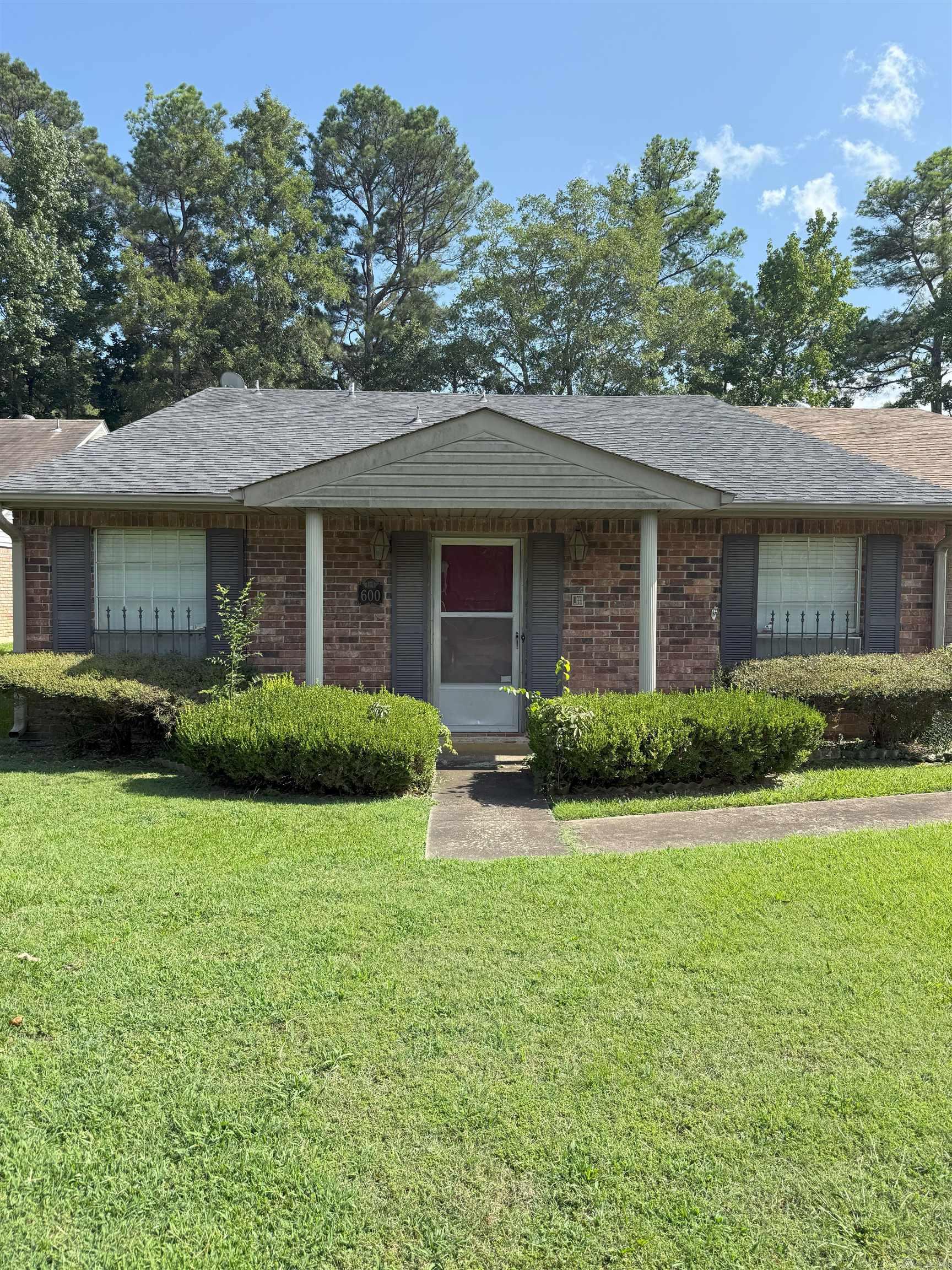 This Condo offers great features. It needs a little fixing up to add your own personal touch on the condo. Great location, just minutes away from your favorite restaurants and groceries stores. HOA takes care of all the lawn care and exterior of the condo.