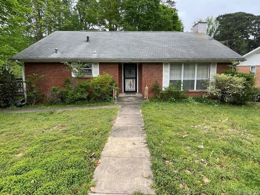 CALLING ALL INVESTORS.....This home is going to need some TLC.This 1966 home has great bones but just needs a face lift. The approximate 2800 square will allow you to use your imagination when updating. The downstairs bonus room could be turned into another bedroom to make a 5th room. Bring your imagination as this one is conveniently located minutes from downtown as well as Benton High School..