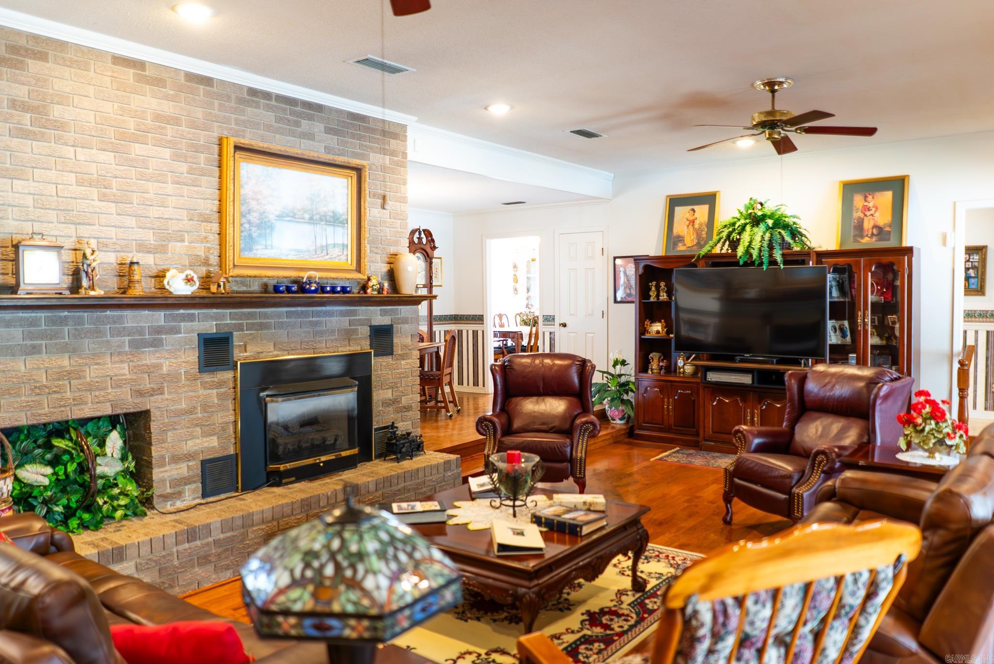 COUNTRY CLUB ESTATES - Residential