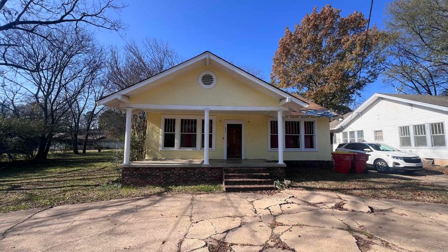 Investor/DIY opportunity! Sold AS-IS, this fixer-upper/flip awaits your vision. Property includes an extra side lot, offering room for additional improvements or expansion. Solid bones, great upside, and conveniently located in Morrilton. Bring your contractor and creativity—priced to sell!