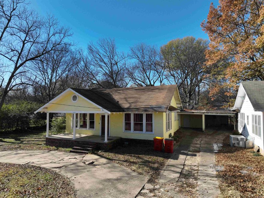 Investor/DIY opportunity! Sold AS-IS, this fixer-upper/flip awaits your vision. Property includes an extra side lot, offering room for additional improvements or expansion. Solid bones, great upside, and conveniently located in Morrilton. Bring your contractor and creativity—priced to sell!