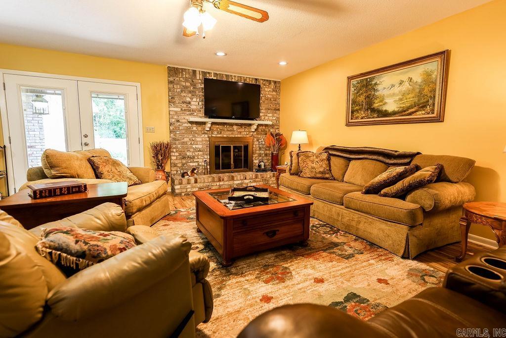 WOODLAND HILLS - Residential