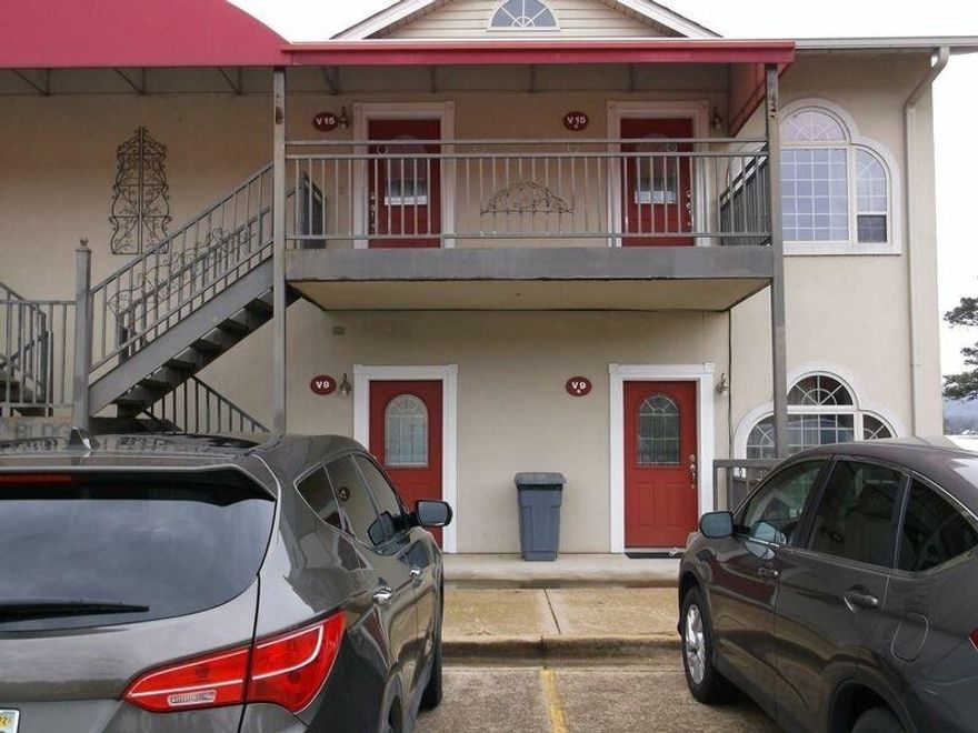 2 bedroom, 2 bath condo with awesome view of Lake Hamilton that comes fully furnished.  Lease is $1500 per month that includes all utilities.  There is a additional non refundable $250 cleaning fee. There is a heated swimming pool to use.