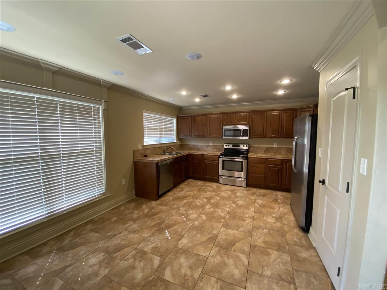 COUNTRY CLUB OF ARK THE - Residential Lease