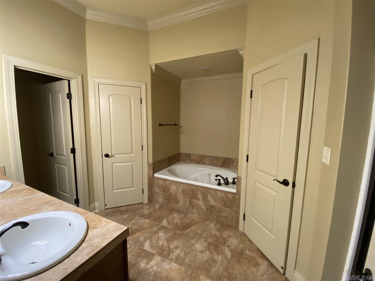 COUNTRY CLUB OF ARK THE - Residential Lease