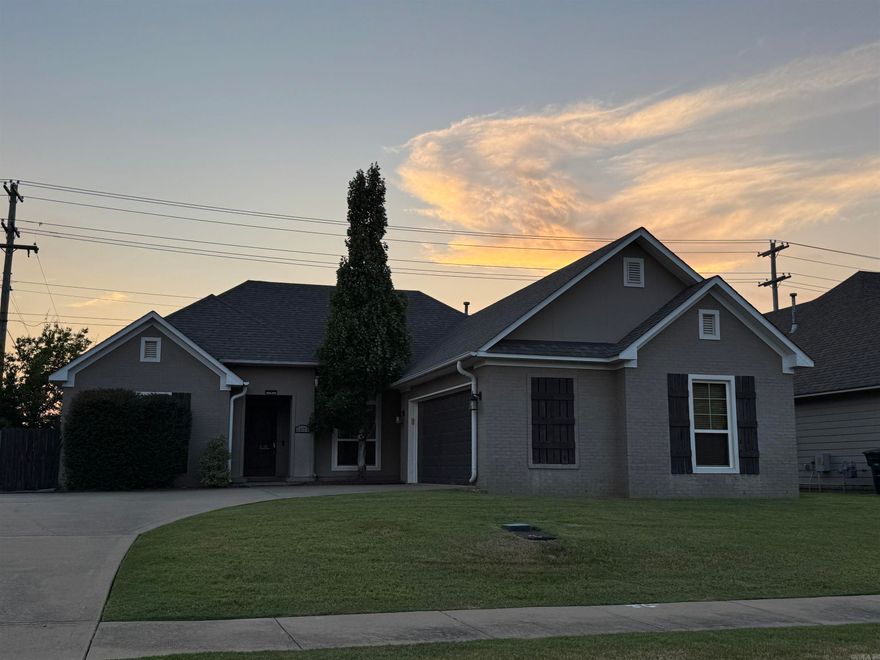 SBL - Great house located close to school, UCA and CBC, restaurants, shopping and interstate.  Sold As Is.