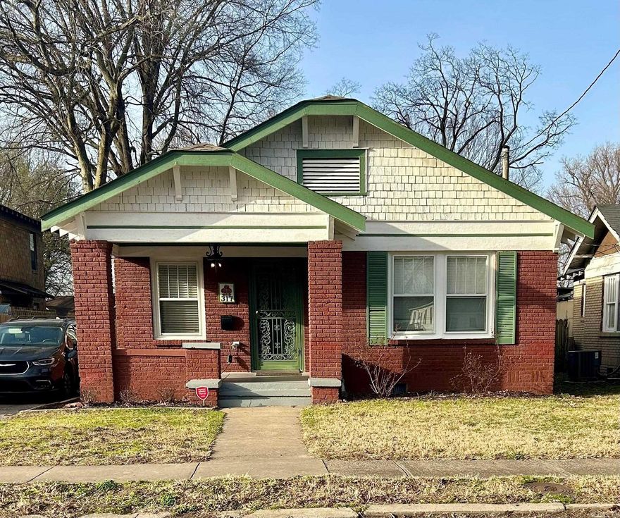 An absolute gem in the heart of downtown North Little Rock's beloved Argenta Arts district! Beautifully maintained 2 bed, 1 full bath w/bonus room that can serve as an office, craft room or additional bedroom. Laundry is separate off the kitchen. The den is open to the kitchen & dining area. Price & square footage based on appraisal completed in August 2024. The 661 sq ft apartment, not included in the square footage, has one bedroom, one full bath, den, kitchen & an office/hobby room! Huge storage space under apartment could easily be converted back to garage space. Enjoy all Argenta has to offer in this close knit community, within walking distance of many wonderful downtown attractions. Enjoy main street fun just about every weekend with live music at Argenta Square, Main Street food trucks, The Joint Comedy club, amazing restaurants, breweries and bars. Walk to the river trail, Traveler's games or concerts and events at Simmons Arena! Hop on the trolly over to the Little Rock side for even more attractions like Robinson Center, the Convention Center and more incredible restaurants! Great opportunity to become a resident of amazing Argenta!