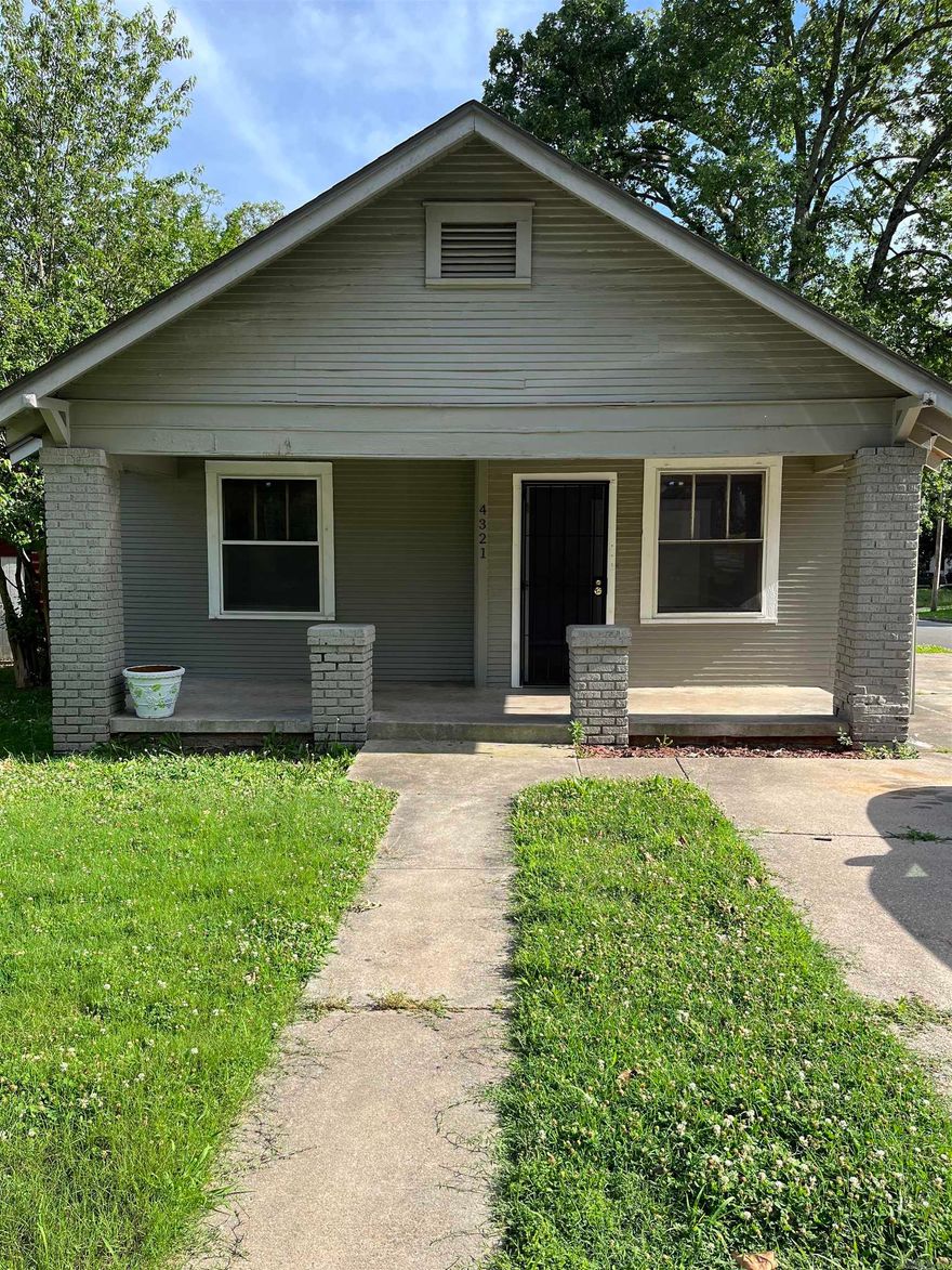This fixer-upper is your chance to capitalize on a fantastic investment opportunity. Centrally located. Large corner lot. Close to public transportation, hospitals, and shopping. Agents, please see remarks.