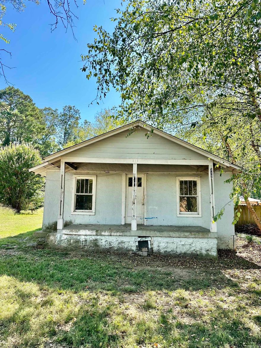 Looking to be near Oaklawn Racing Casino & Resort?? Here you are!! This fixer upper is on a FABULOUS lot and is located .4 miles to Oaklawn -- within walking distance!! 2 bedrooms, 1 bathroom. Was previously rented for $550.00/month. Make this your next investment property or weekend Hot Springs getaway home!!