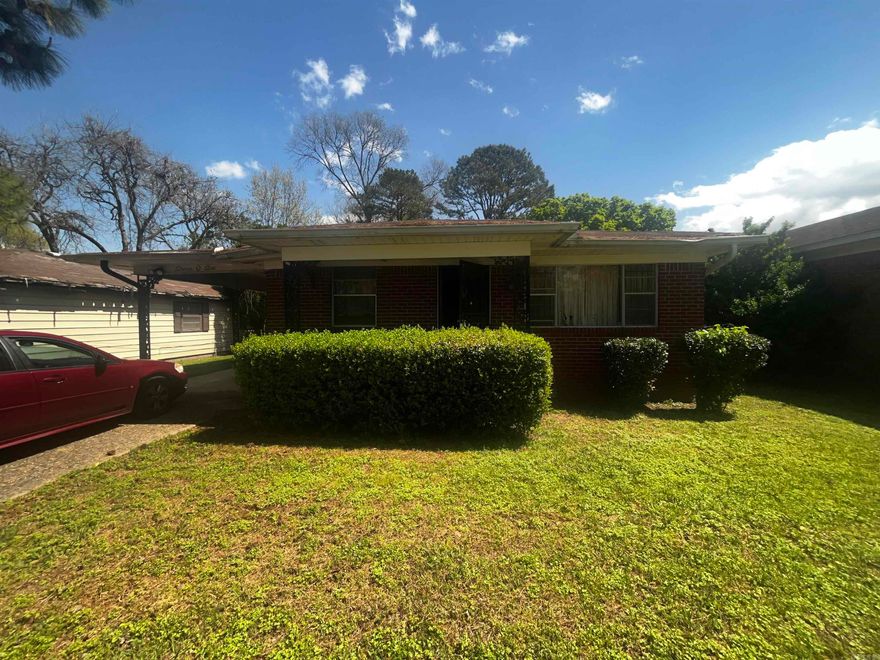 Great investment opportunity! Established neighborhood close to both downtowns! Easy access to both I30 and I40 interstates. Short drive to major hospital systems and major area employers. No seller property disclosure.