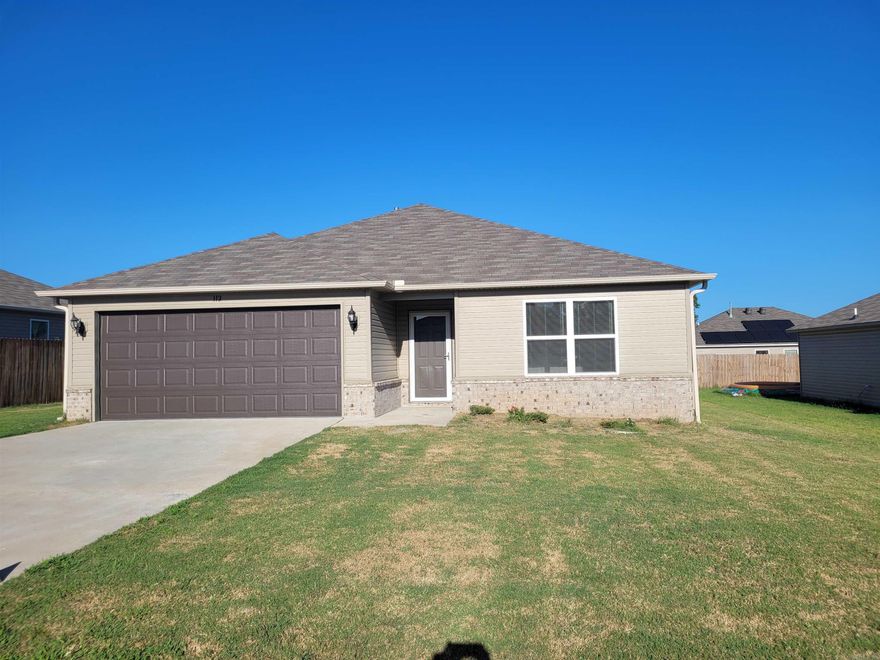 Gorgeous newer construction home with three bedrooms & two bathrooms. Quick access to 167. $1350 rent and $1350 security deposit. call today to schedule your tour, 903-748-3102. online application; https://irealtyar.managebuilding.com/Resident/rental-application/new