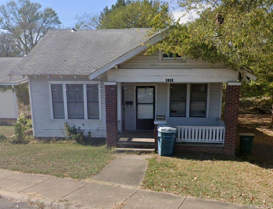 This beautifully updated 2-bedroom, 1-bathroom home offers comfort and convenience. Nestled on a spacious lot in a vibrant, up-and-coming neighborhood, you'll enjoy easy access to major highways for effortless commuting. Just minutes away from popular restaurants, shopping centers, and nightlife, this home is perfectly positioned to take advantage of the area's growing appeal. Whether you're looking for a cozy place to call your own or a smart investment in a developing community, this home is the perfect blend of charm, affordability, and location.