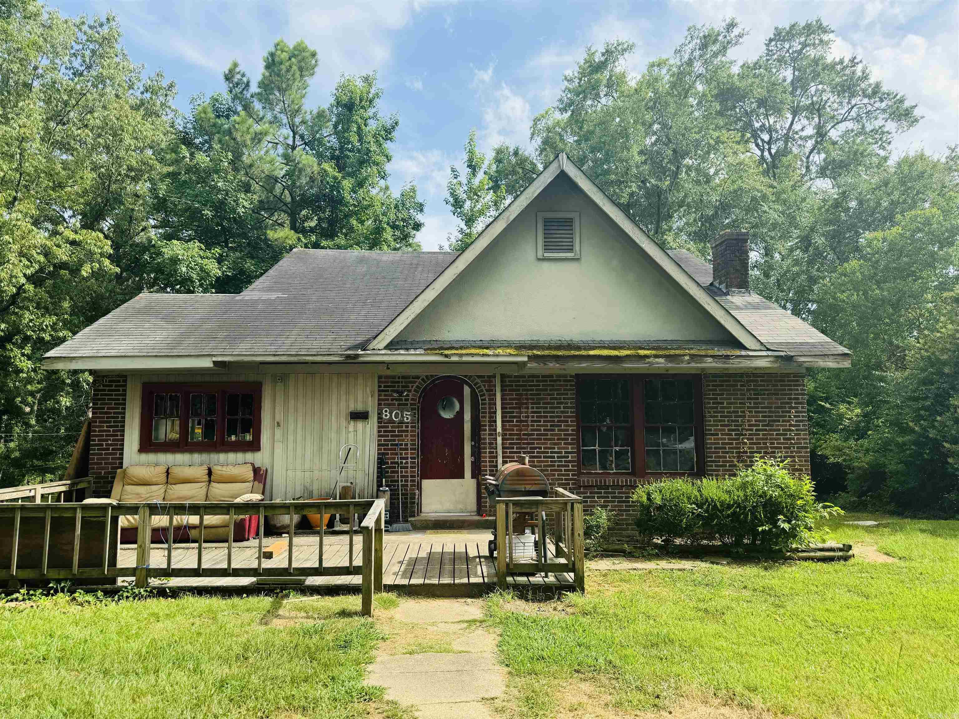 Great starter or investor property. Current tenants rental is $850. New vinyl flooring placed in all living areas. Cermaic tile in wet areas.