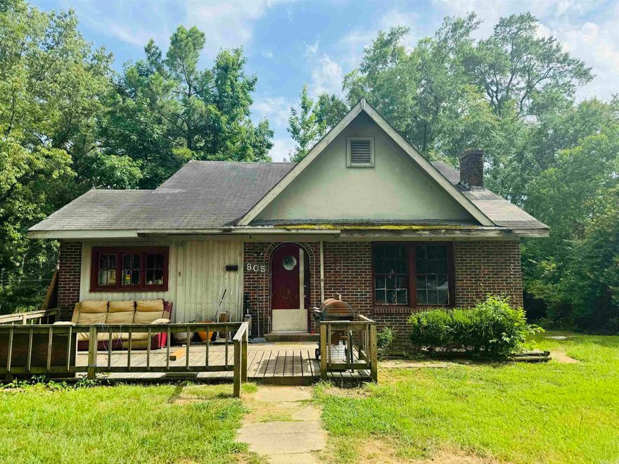 Great starter or investor property. Current tenants rental is $850. New vinyl flooring placed in all living areas. Cermaic tile in wet areas.