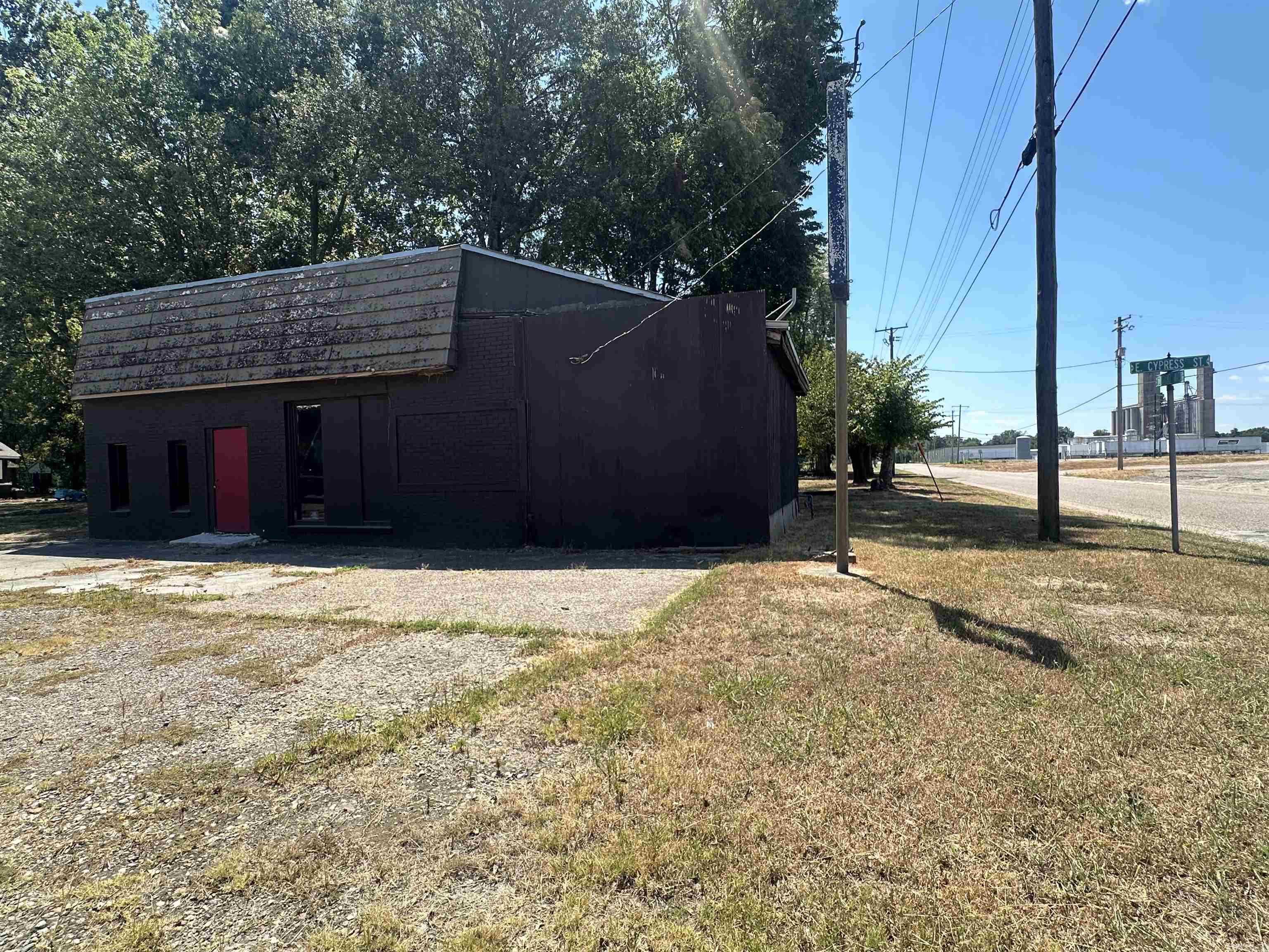 Main image without alt text