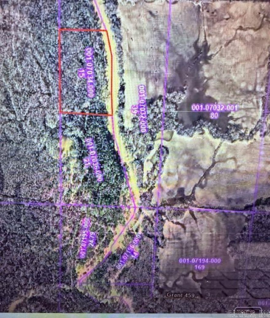 Hunters and nature lovers—welcome to this wooded retreat, where the wild slows down and peace takes over.