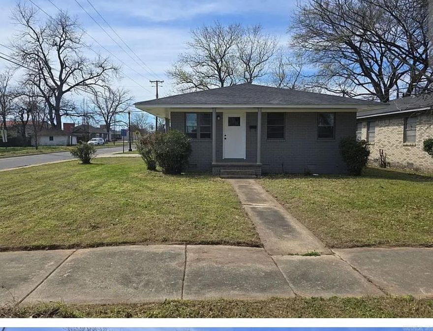 This charming home is a big deal! Featuring 3 cozy bedrooms and 1.5 bathrooms, it’s perfect for families or anyone looking for extra space. Its central location makes it convenient to access local amenities, schools, and parks. Whether you’re entertaining guests or enjoying a quiet evening, this home offers the perfect blend of comfort and convenience. Call to schedule your Private Tour today