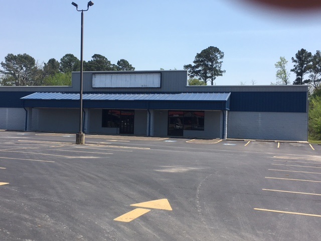 Excellent Retail Building on main highway. Lots of traffic,good visibility and access. Near intersection with traffic light. Large parking lot with parking for 75 cars. Also available for lease at $9,500/ month. This property would work for many uses including church, call center or event center.