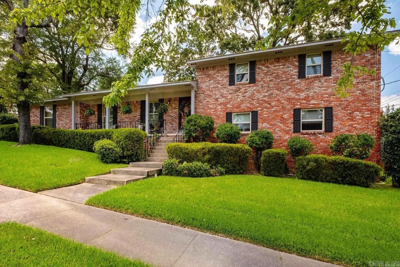 Immaculate 3 BR, 3 BA home in the prestigious Lakewood subdivision, move-in ready and meticulously maintained. This stunning residence has updates throughout and boasts three spacious living areas, gleaming hardwood floors, granite countertops, and custom Cherry cabinetry. Optional Lakewood POA membership offers exclusive access to swimming, park, and lake recreation. Donāt miss this perfect blend of elegance and modern comfort, just appraised for $430k. **AGENTS CALL JEFF OR SEE SHOWING TIME FOR ALARM INFO**