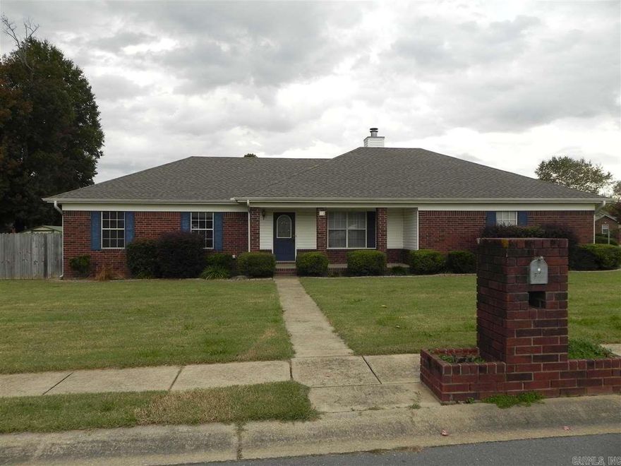 Freshly painted inside ,carpets are cleaned.House is ready to move into .3 BATHS AND A SIDE LOADING GARAGE PLUS PRIVACY FENCED YARD.