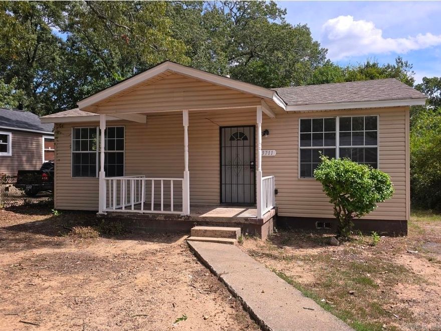 Cozy updated 2bd/1bth home perfect for a Family or Roommates