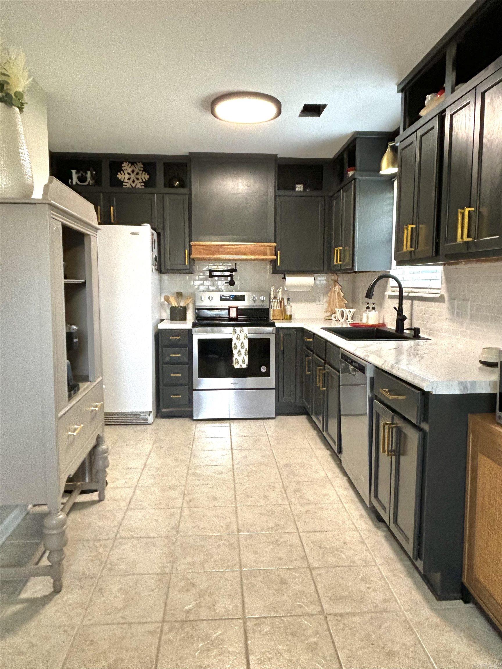 HUNTERS COVE - Residential