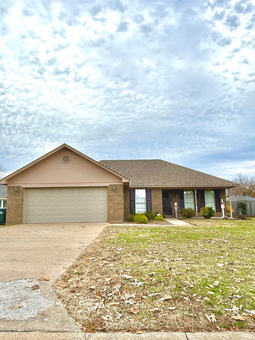 Gorgeous move in ready home with newer privacy fence in the backyard. Back deck is perfect for gatherings. Kitchen has been fully renovated in 2023 with a Pot Filler above the stove and a beautiful brand new farm sink! Must see in person!