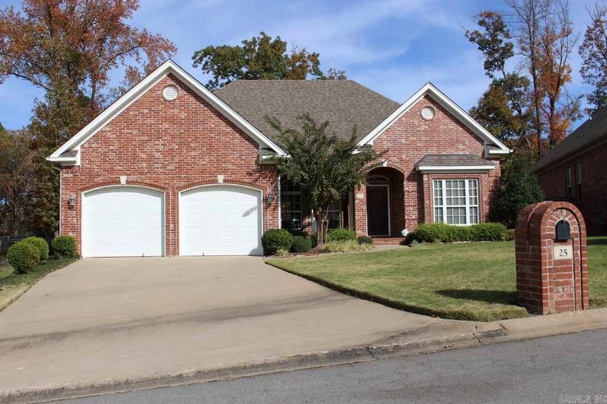 One level ,Custom home, built by Graham Smith.  High ceilings, lots of windows. formal dine and spacious Greatroom. Kitchen is a winner with corin counter tops, breakfast bar, breakfast area and sunroom/ sitting area. Cover patio and separate porch off breakfast area. Split bdrms, master bath has raised counters, soaking tub and walk in closets. Lots of detail . This is an above average home with unique features. Property not measured, don't quote as exact! Seller needs enough notice to remove dogs .